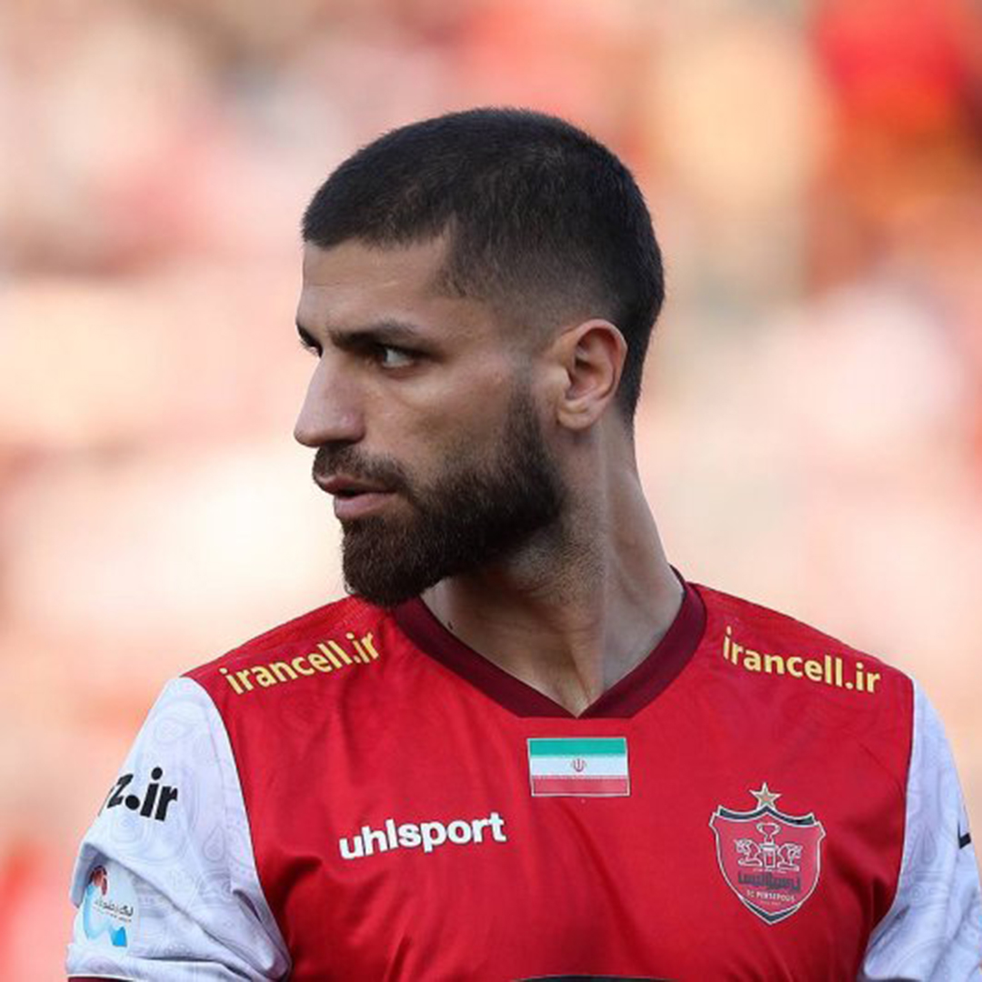 پیراهن شماره هشت ملوان بر تن بازیکن پرسپولیس