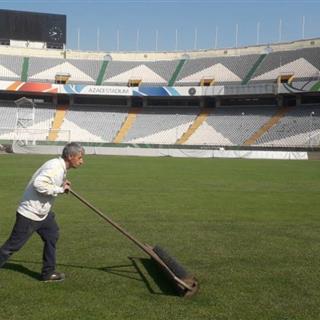 آماده‌ سازی چمن استادیوم آزادی برای دربی 103