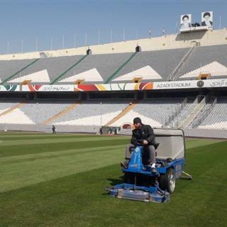 آماده‌ سازی چمن استادیوم آزادی برای دربی 103