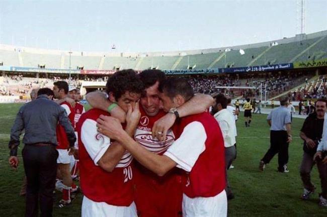 اشک شوق پرسپولیسی‌ها از کسب اولین قهرمانی تاریخ لیگ برتر ایران