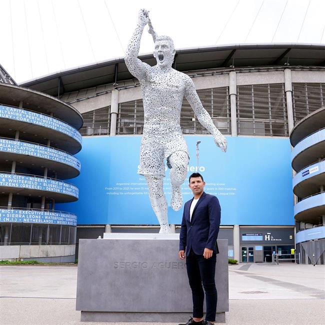 سرخیو آگوئرو در کنار مجسمه یادبودش در ورودی ورزشگاه اتحاد