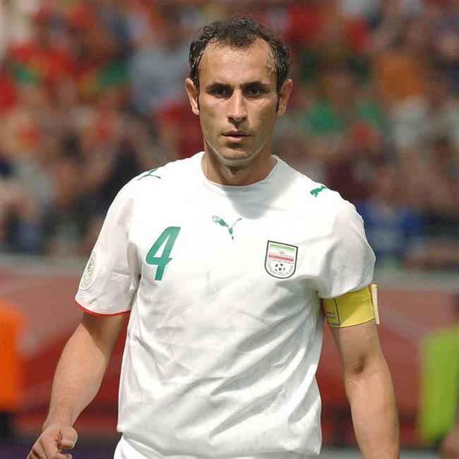 بازوبند کاپیتانی تیم ملی ایران بر بازوی یحیی گل‌محمدی