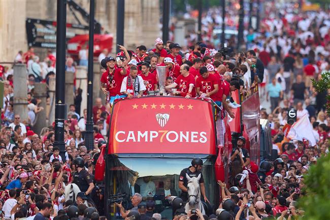 رژه خیابانی هفتمین قهرمانی سویا در لیگ اروپا