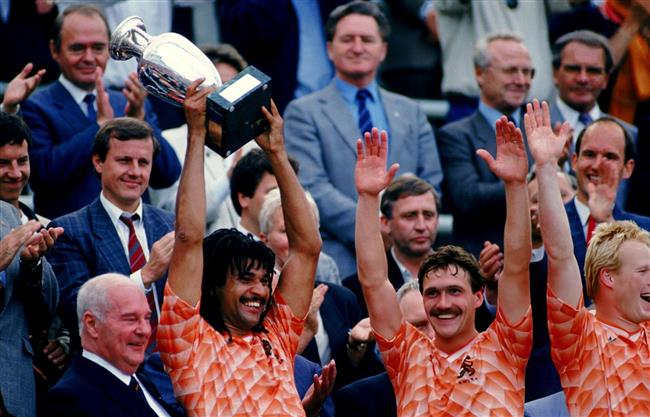 لحظه بالا بردن جام قهرمانی هلند در یورو 1988 توسط گولیت