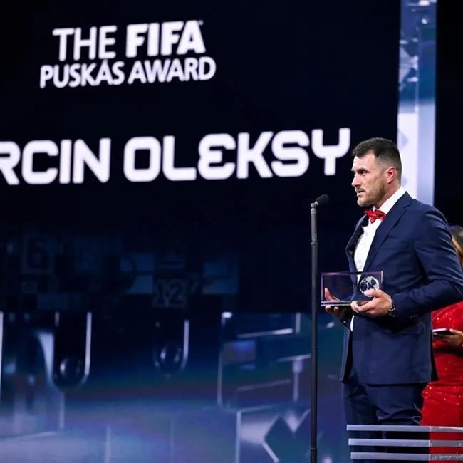 مارچین اولکسی، جایزه برترین گل سال 2022 جهان را از دستان الساندرو دل پیرو دریافت کرد.