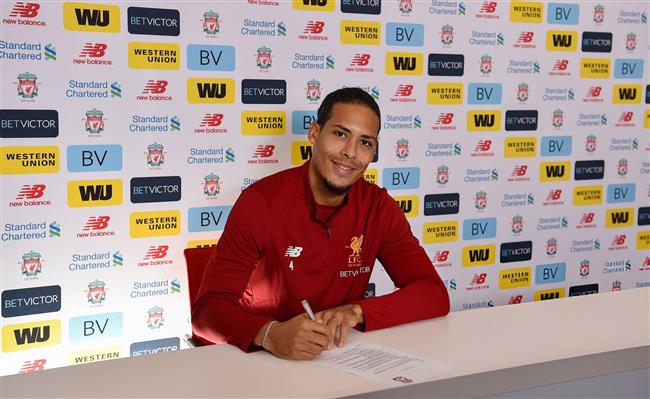 لحظه امضای قرارداد فن دایک با لیورپول