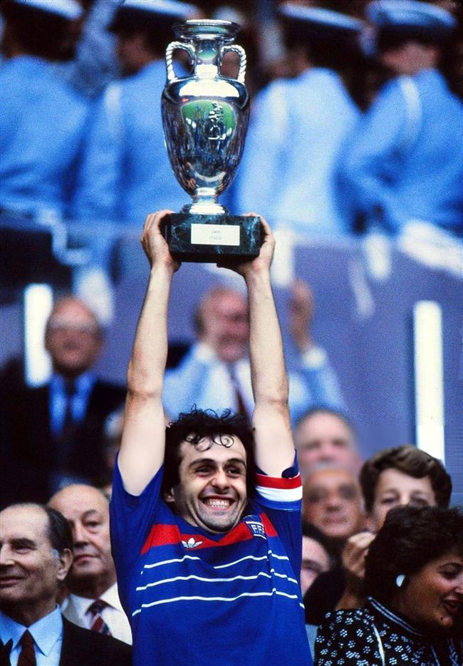 جام قهرمانی یورو 1984 بر فراز دستان میشل پلاتینی