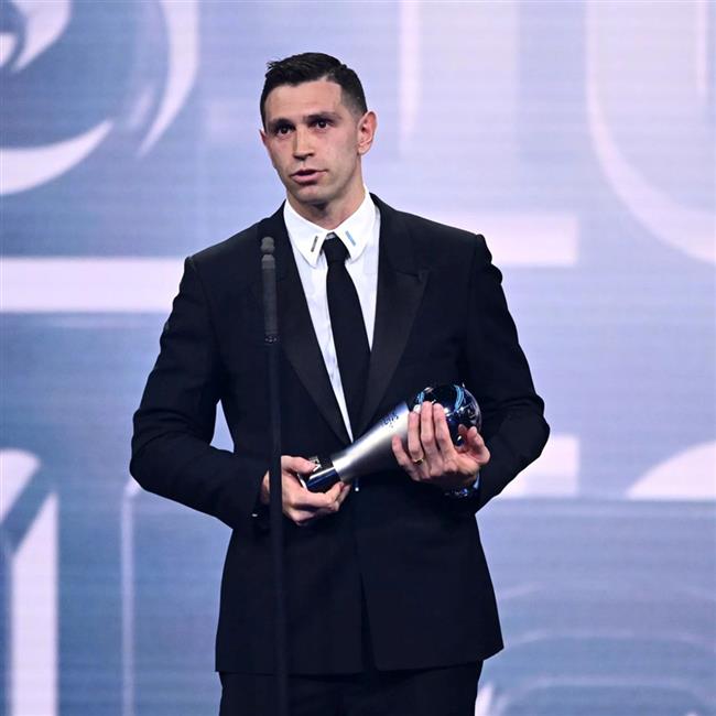 امیلیانو مارتینز، جایزه برترین گلر مرد جهان در سال 2022 را به خود اختصاص داد.